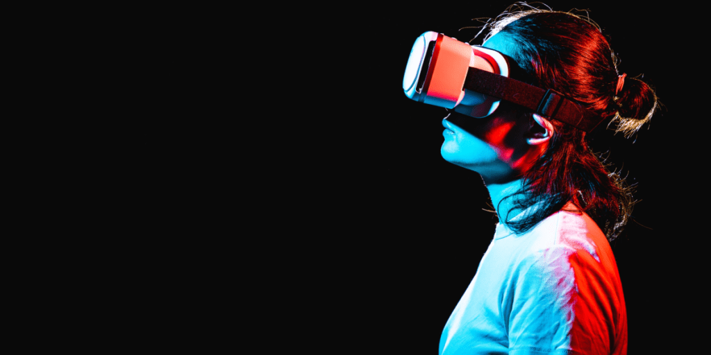 女人在VR耳机。