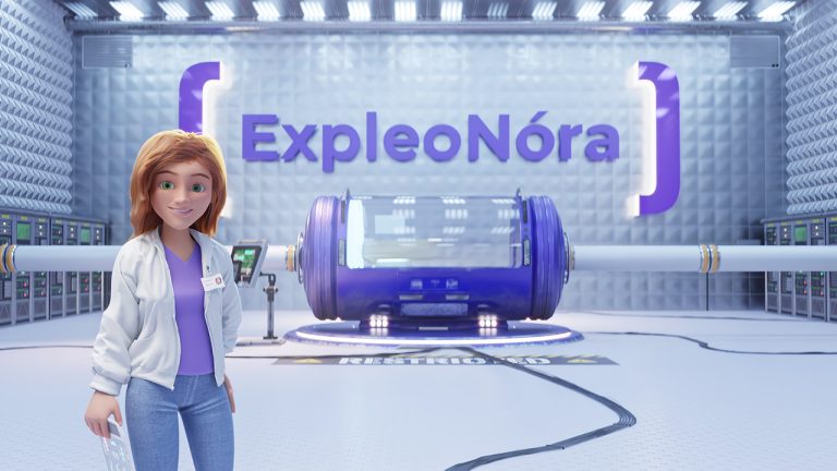 A female animated character stands in a futuristic lab with metallic walls. She has light brown hair, is wearing a white jacket, blue pants, and is holding a tablet. Behind her is a purple machine and a sign that says "ExpleoNóra." The scene is well-lit.