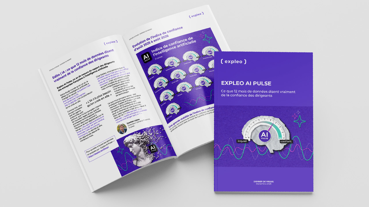 Deux magazines intitulés « EXPLEO AI PULSE » comportent des graphismes sur le thème de l'IA, un indicateur de confiance et du texte en français. L'un des magazines est fermé et montre sa couverture, tandis que l'autre est ouvert et présente des graphiques et des illustrations colorés.